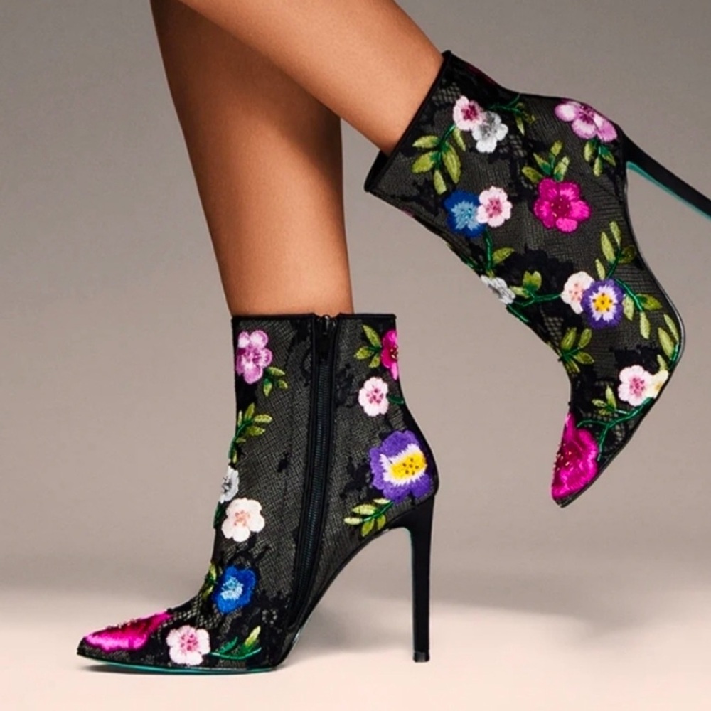 👉✨️Betsey Johnson Anita  Floral Embroidered Ankle Boots - Black
